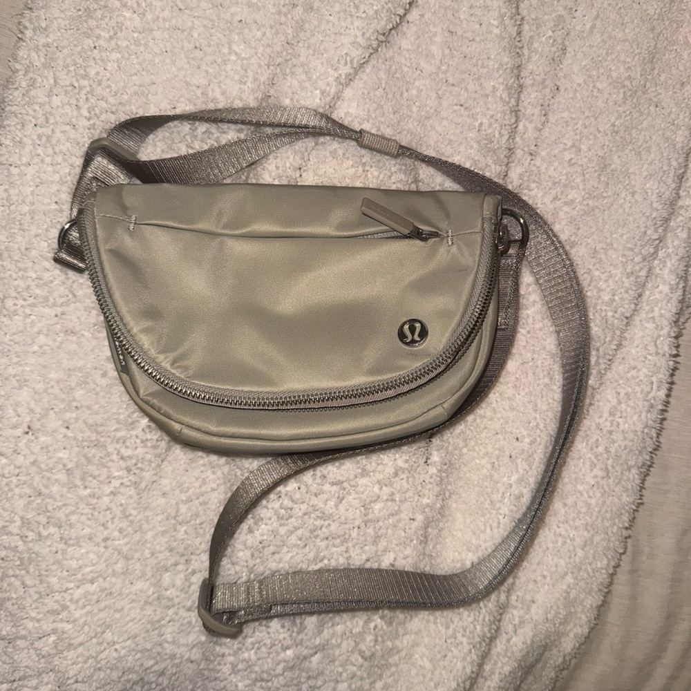 Lululemon All Night Festival Bag
Micro 2L Raw Linen/Silver - Picture 4 of 5